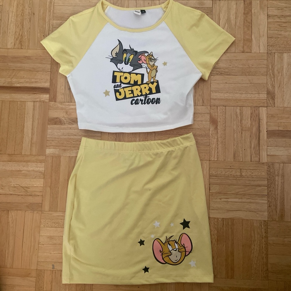 SHEIN Yellow and White Tom and Jerry Crop Top